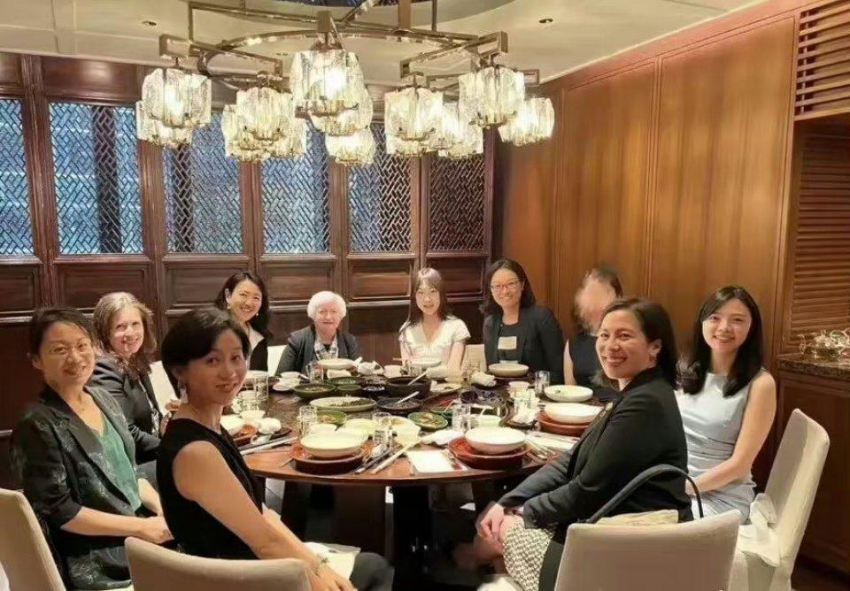 #郝景芳#个人认为和耶伦吃一顿饭代表不了什么，但是同西方华裔女性记者团一样，我有
