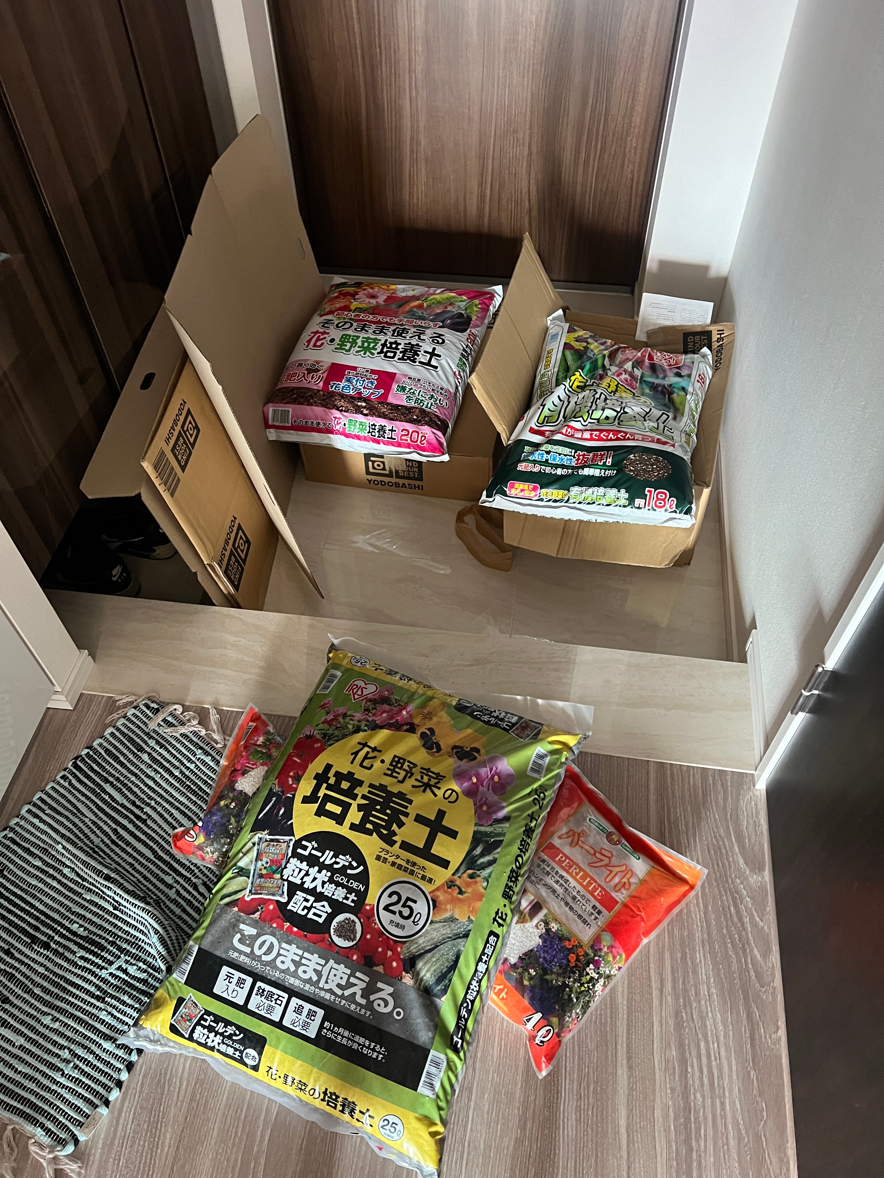 种瓜，是个体力活。把这些土搬到阳台就差点累si我了。 