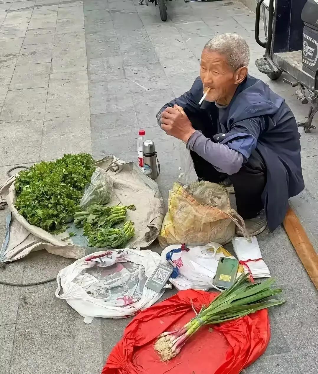 白发苍苍一老翁，
单衣卖菜冷风中，
自食其力惹人赞，
接——————。
现在农村