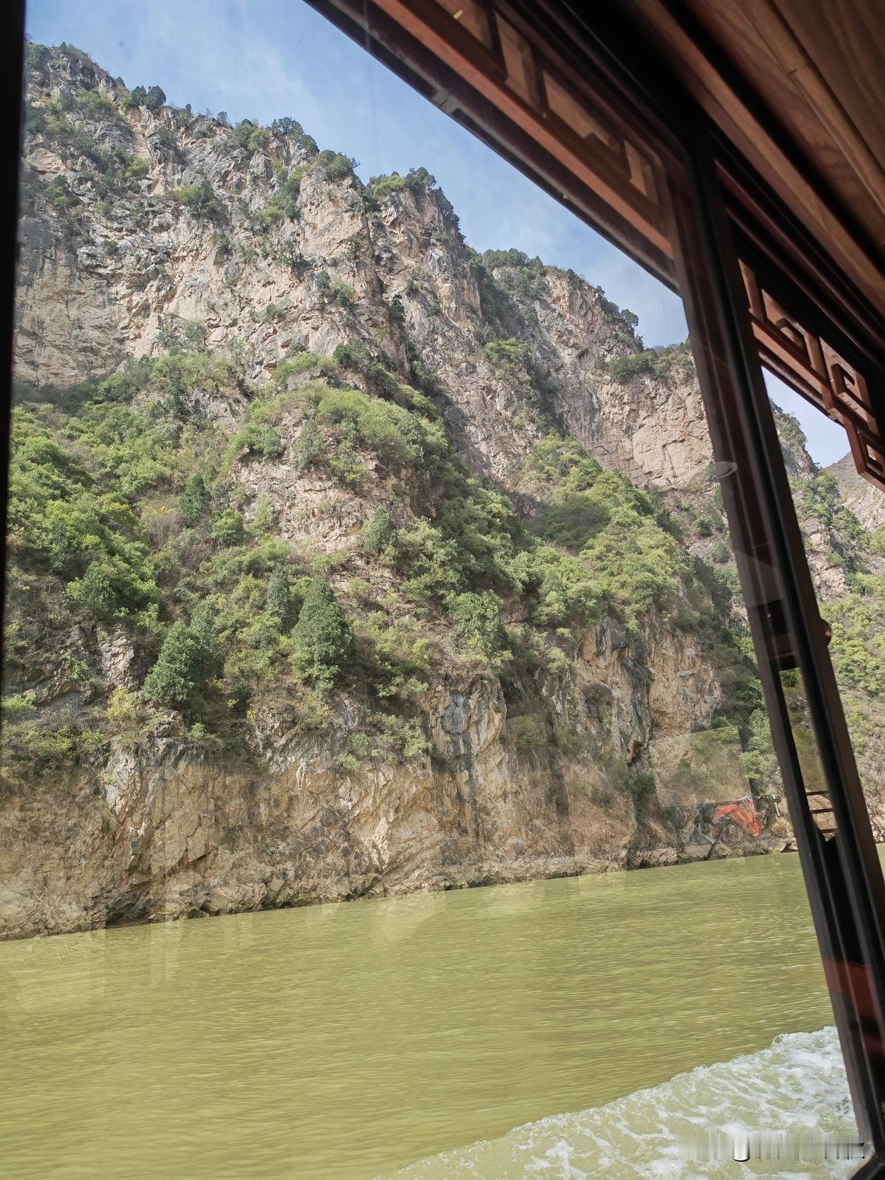 今天去了咸阳市泾阳县境内的郑国渠，时逢周末，人流如织，坐景观车上山，但见峰回路转