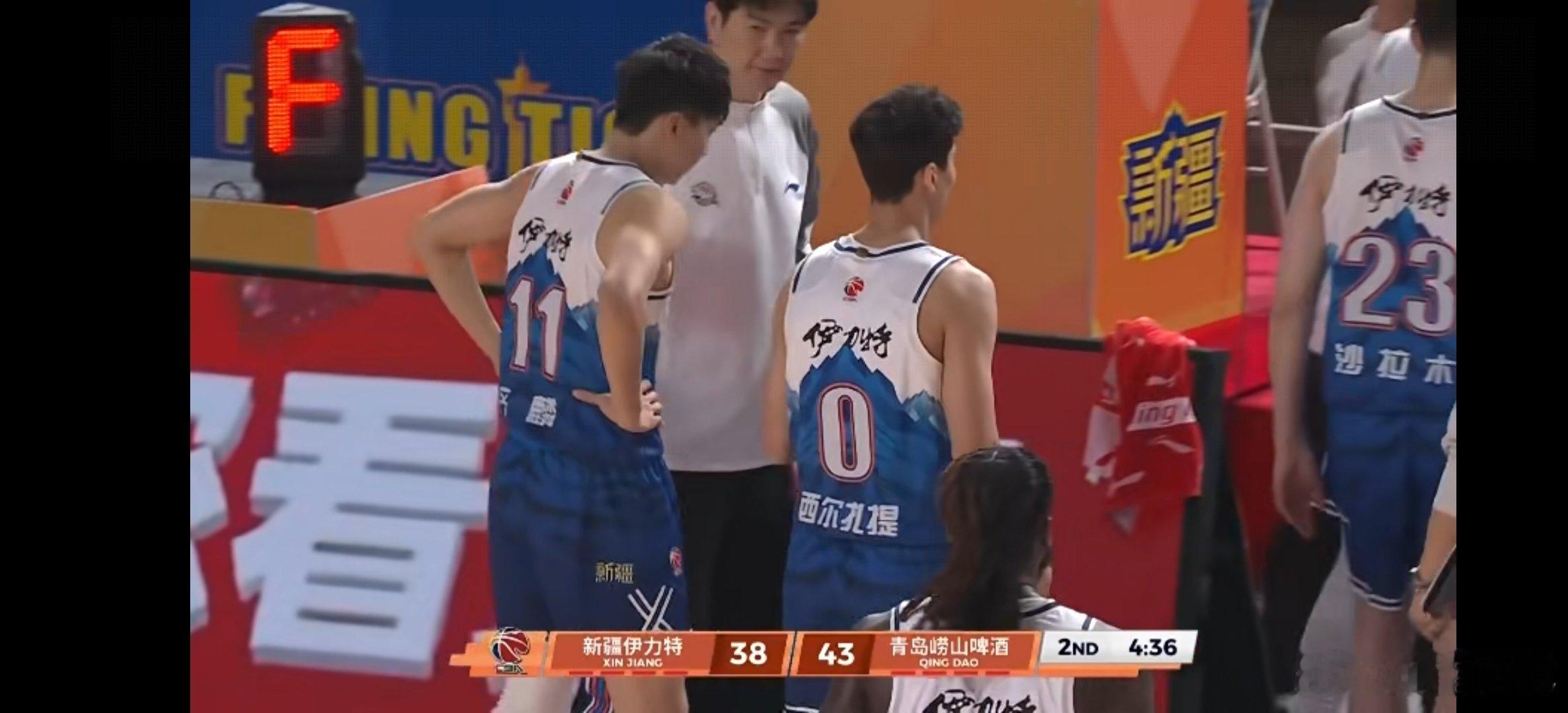 新疆队打出一波小高潮，青岛队连续喊了两个暂停。新疆男篮vs青岛男篮cba