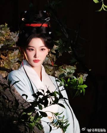 孔雪儿 横店做题家 没有光环，没有大女主剧本，她选择默默打磨演技，在横店题海里磨