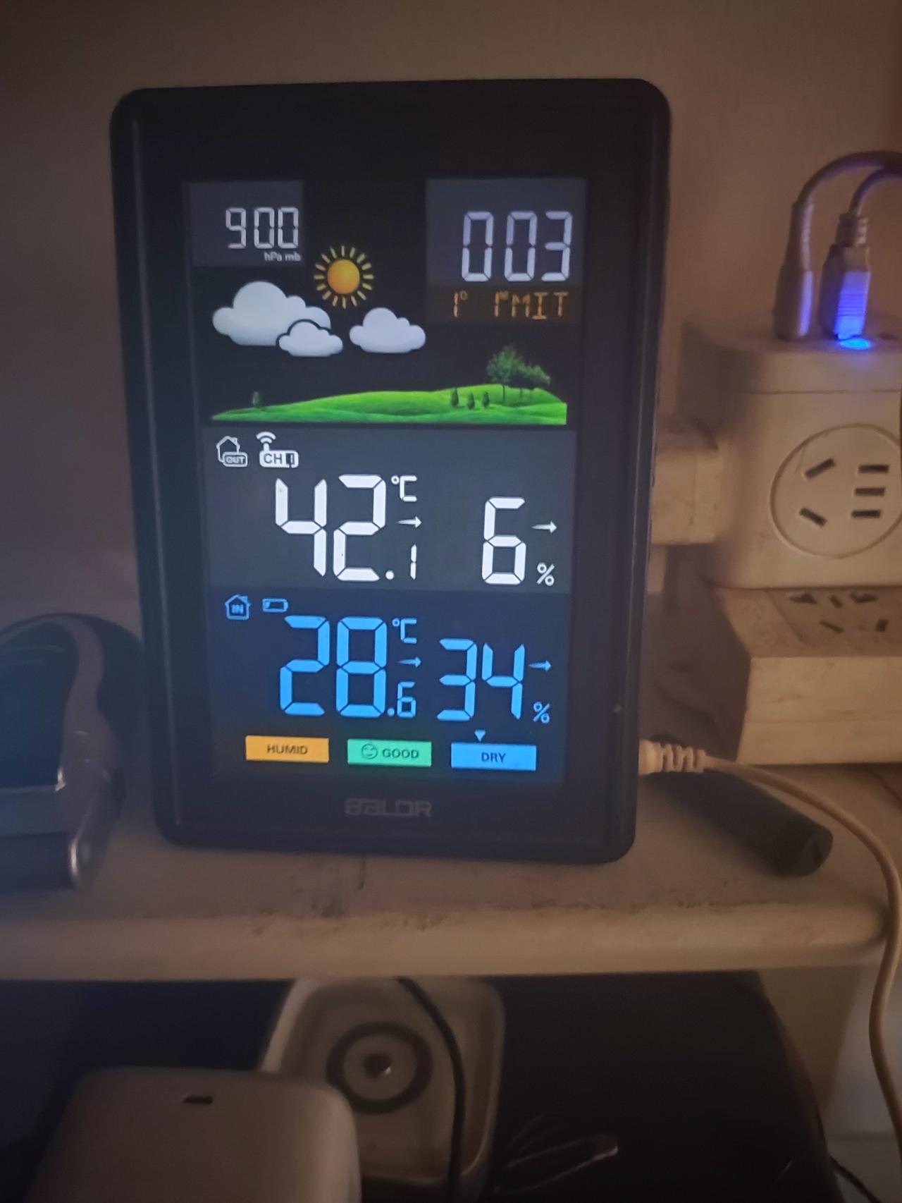 1:46乌鲁木齐沙区，向阳面悬空温度，刚刚突破42度，开空调开到28度，不开空调