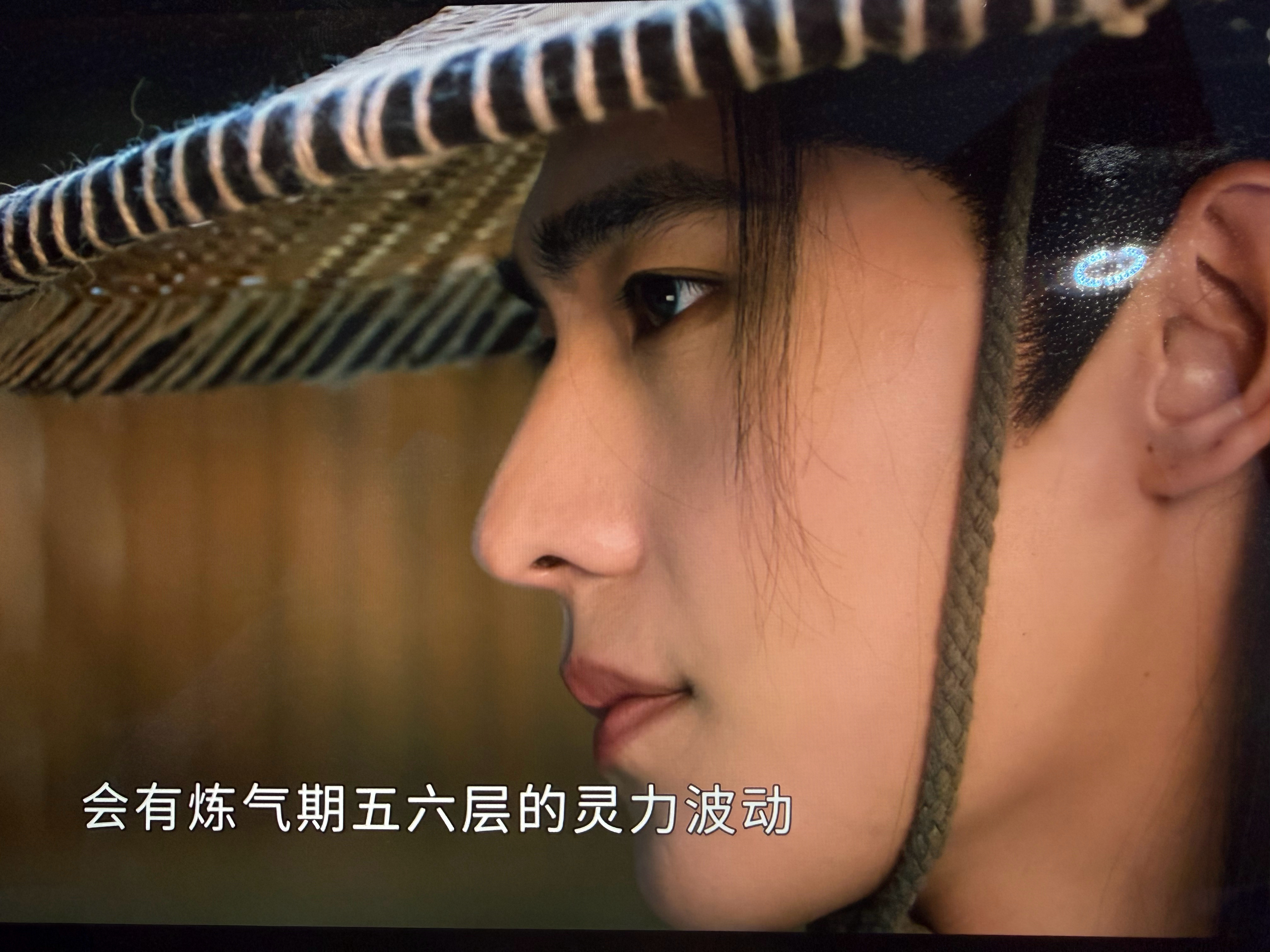 他是真的帅 这点我不粉他也得承认就是那种硬件条件摆在那儿的帅 