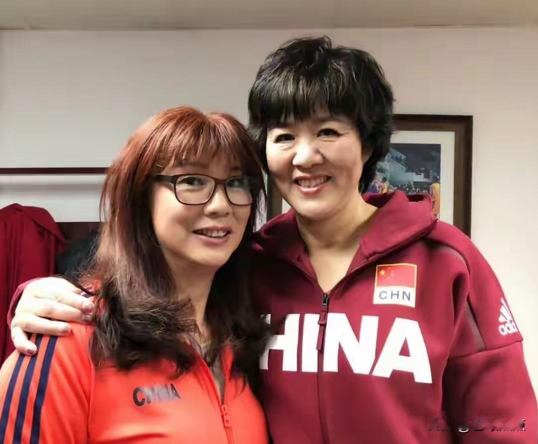 和郎平合影的这位女士是谁呢？她是当年中国女排主力主攻手，郎平的球场好姐妹。老球迷