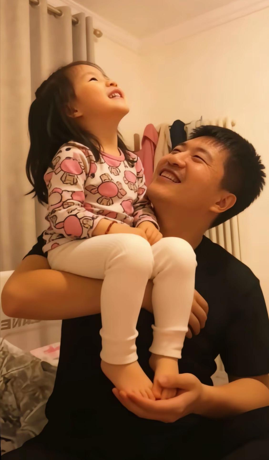 有一说一：张雪峰女儿姩菡那会一定是幸福极了，一看就是爸爸的掌上明珠呀！

这张照