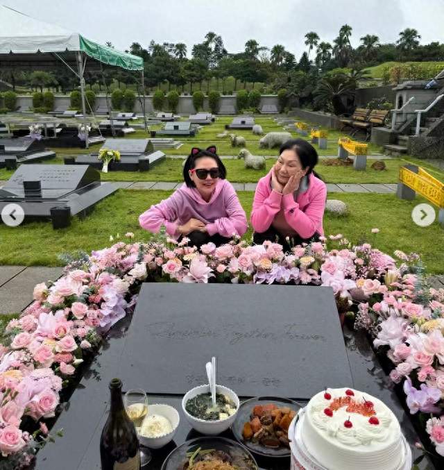 大S冥寿50生日，具俊晔在墓地失声痛哭，S妈捧俩外孙照片合照
