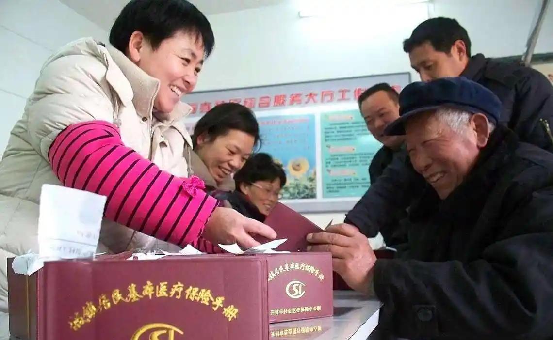 交公粮算不算交社保？别再拿 “农业税” 来杠了！城镇职工的工龄能 “视同缴费”，