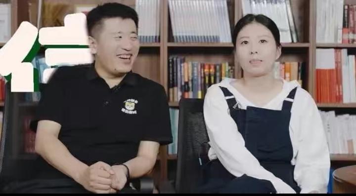 张雪峰看妻子李丽婧的眼神，满眼都是宠溺，满眼都是她，被网友狂夸“顶级偏爱”❤️