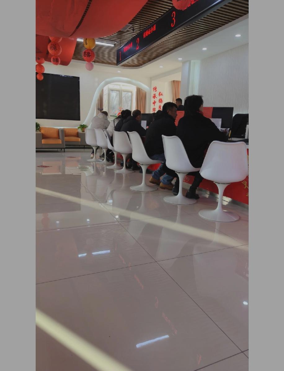 大年初八一大早到民政局，没想到全是来办离婚的人，我也是其中一员。一进门就看到办事