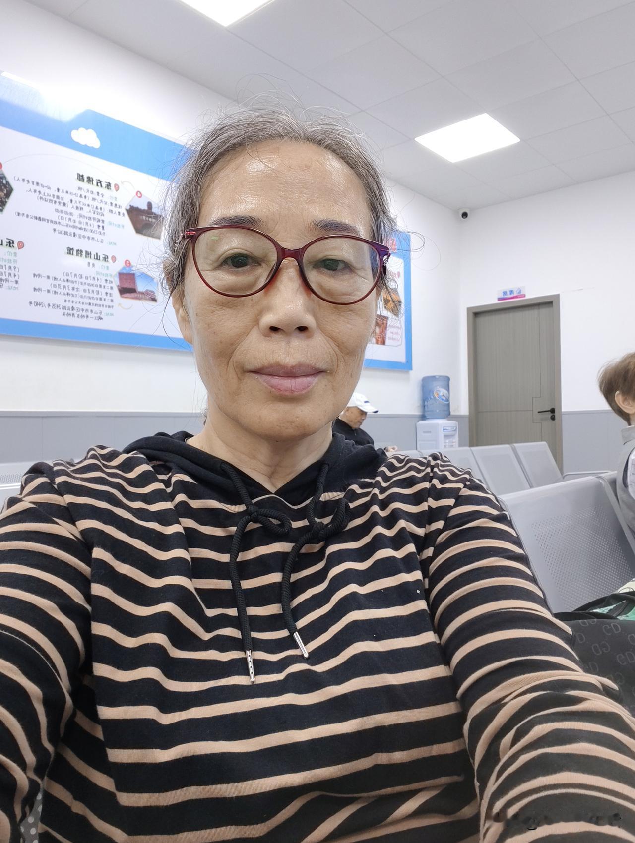 离开乐山前的感慨
在从前的家中沙发上，接连睡了两晚，这处旧居，如今透着几分落魄的