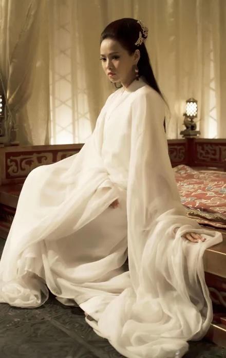 机会送到嘴边没接住！大家特意让他答题，结果全靠提示才说出来，太下饭了～ 