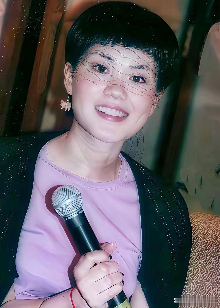 王菲生下窦靖童后首度媒体亮相，眼底藏不住刚成为母亲的满心欢喜。 