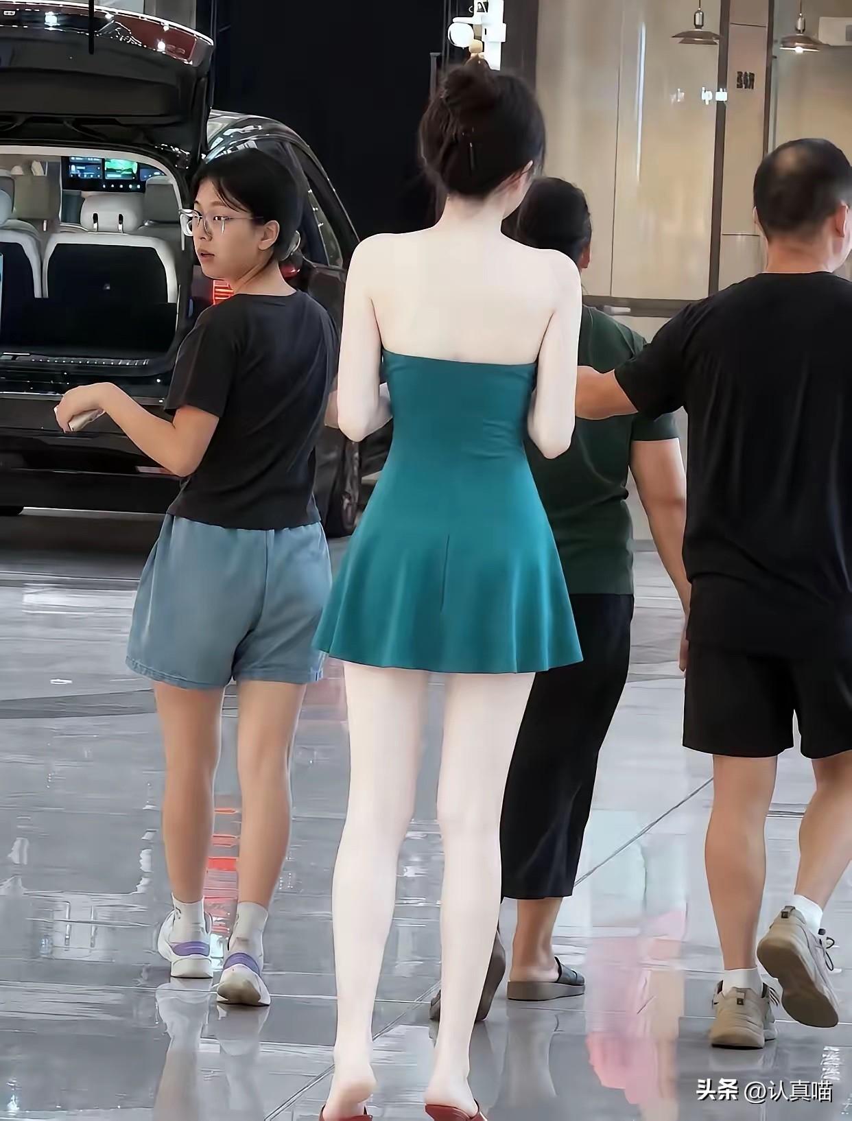 说真的，
我见过那种白到晃眼的人，
但“脚底板都白得发光”这种，我还真得打个问号