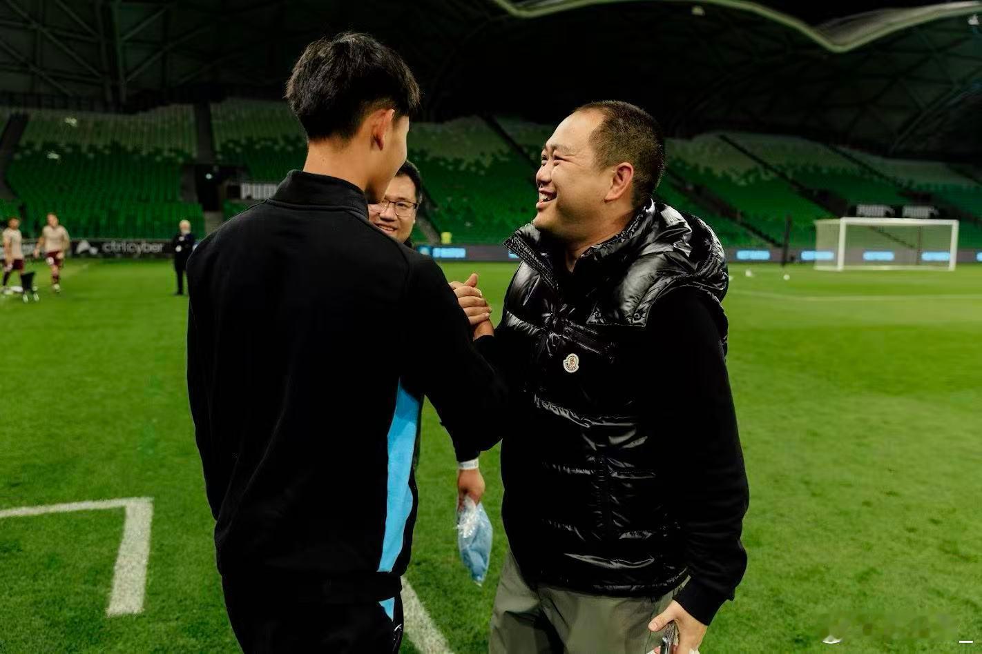 在墨尔本城官方看到了上周六联赛赛后进场和球员见面的照片 