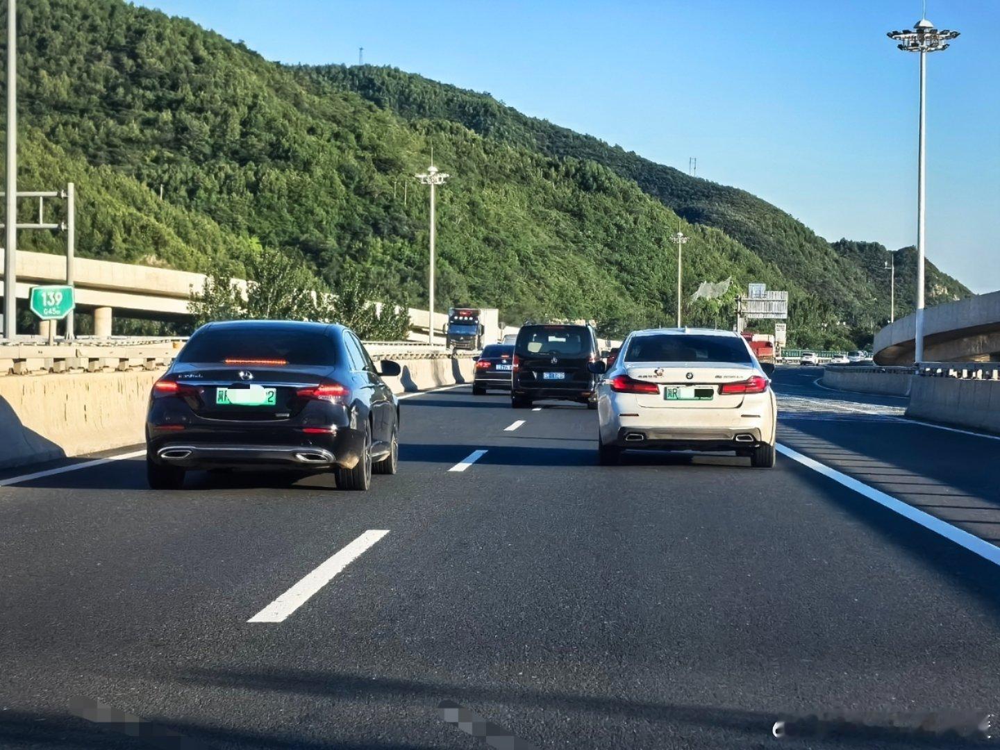 两台绿牌插混的C级车，奔驰E350eL和宝马530Le，我始终认为这才是豪华品牌