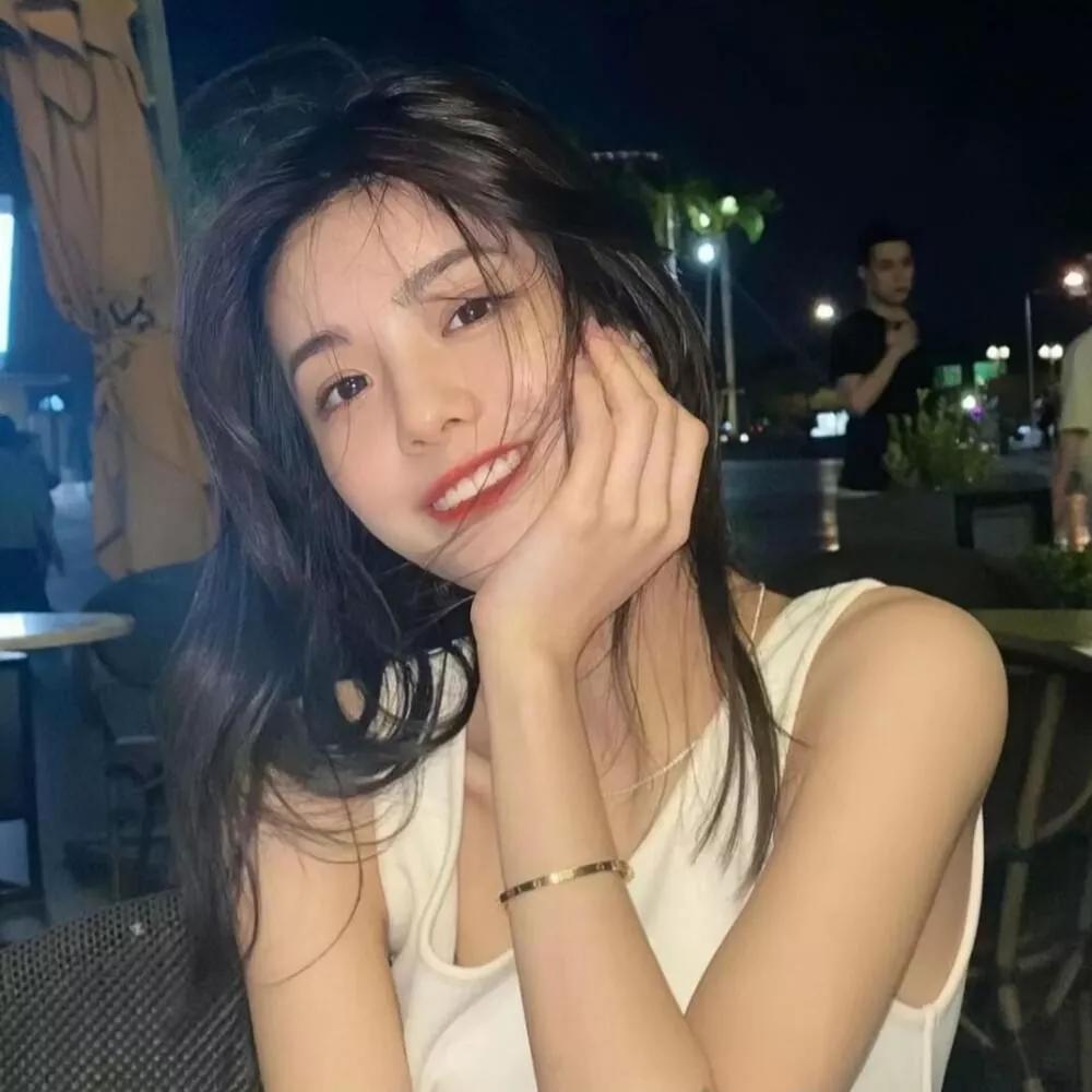 夜晚的微笑，温柔如水，心动的瞬间。少女感笑容 少女感微笑女孩 美少女的微笑 元气