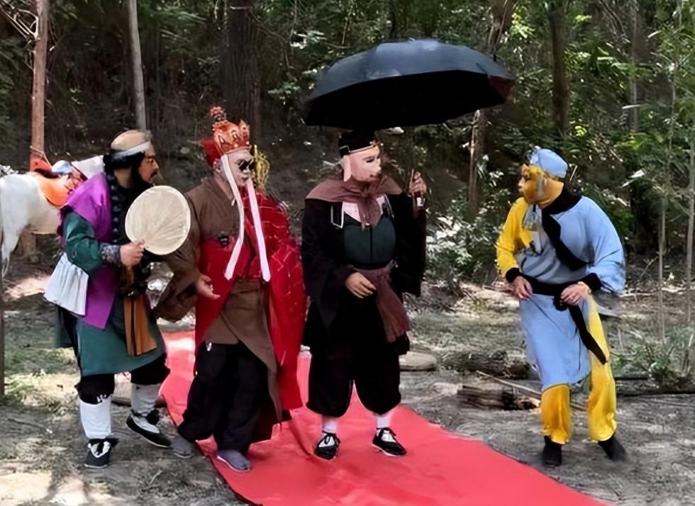 直播中，唐僧扮演者家辉曾轻描淡写地说了一句：“那天我肋骨断了，但是没停播”没有刻
