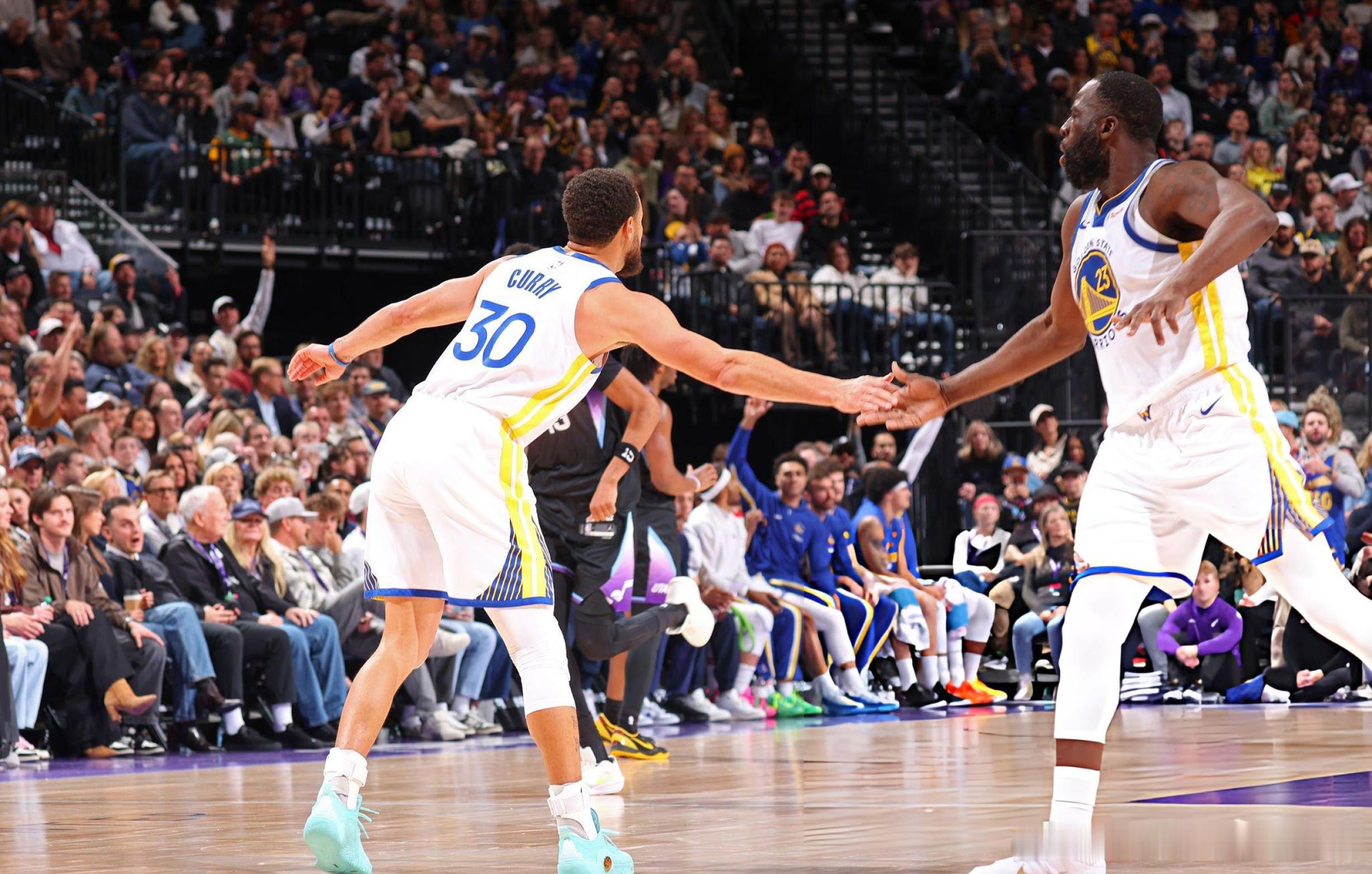 合着今儿还有库里打着打着换鞋这故事线呢啊？有一说一他是真喜欢韦德12啊哈哈哈