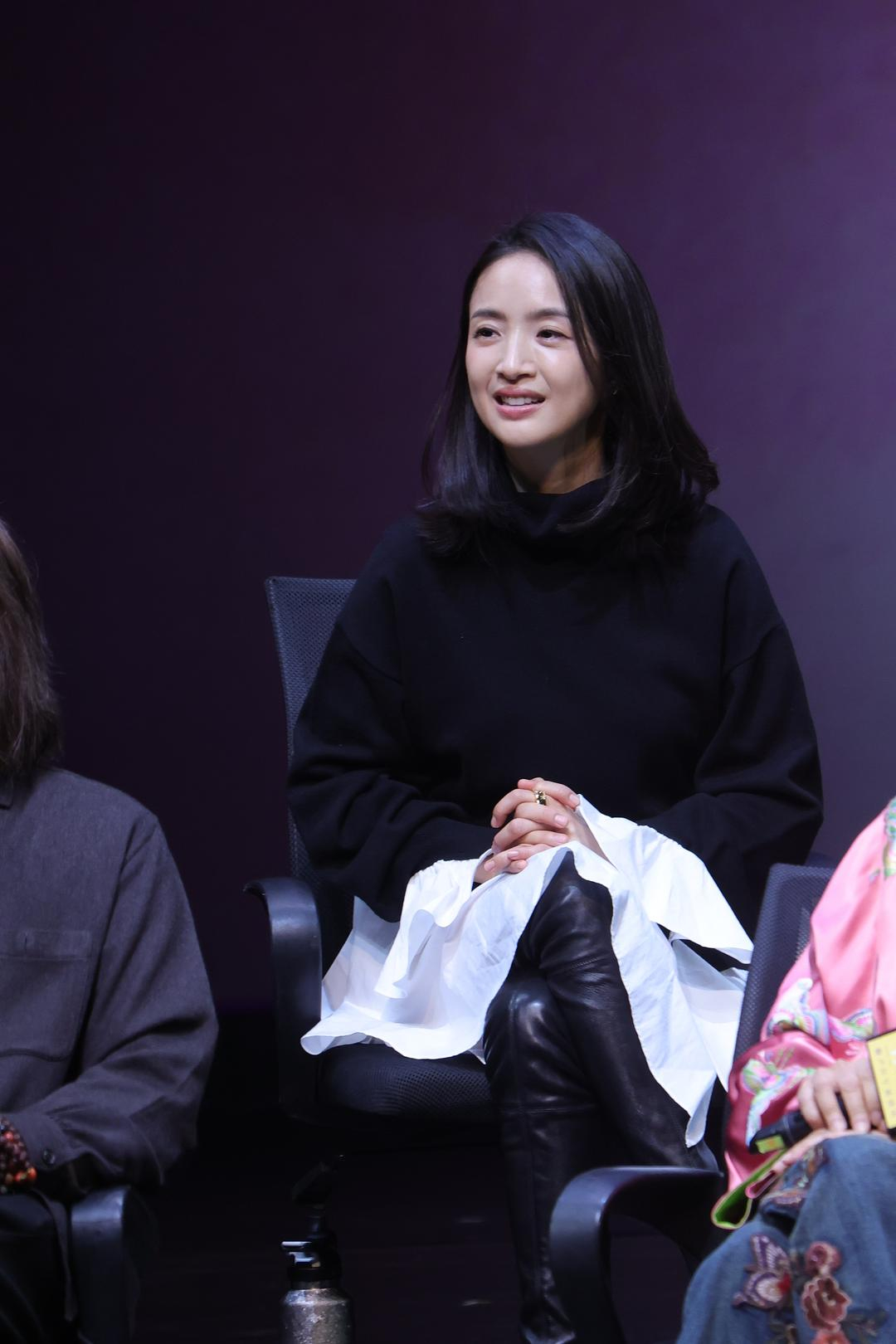 #林依晨称因熬夜和压力患脑部囊肿#近日，演员林依晨在做客某播客节目时，自曝曾在2