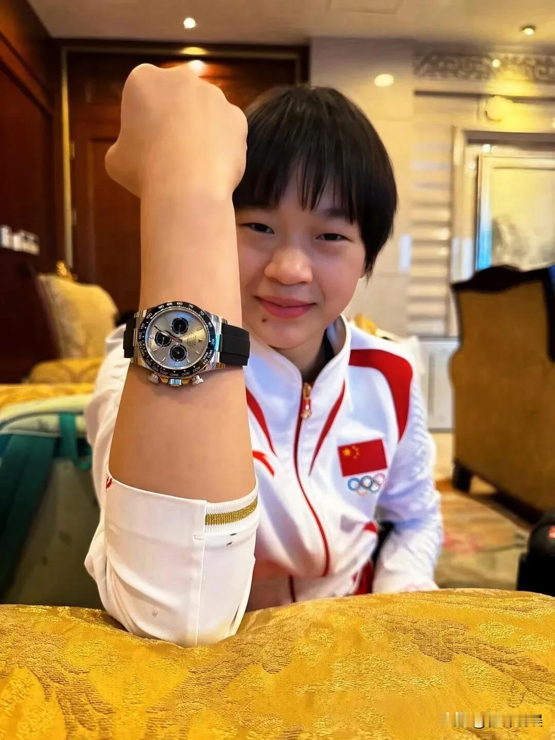#全红婵戴劳力士手表惹争议# 
奥运冠军戴奢侈品真的不配吗？