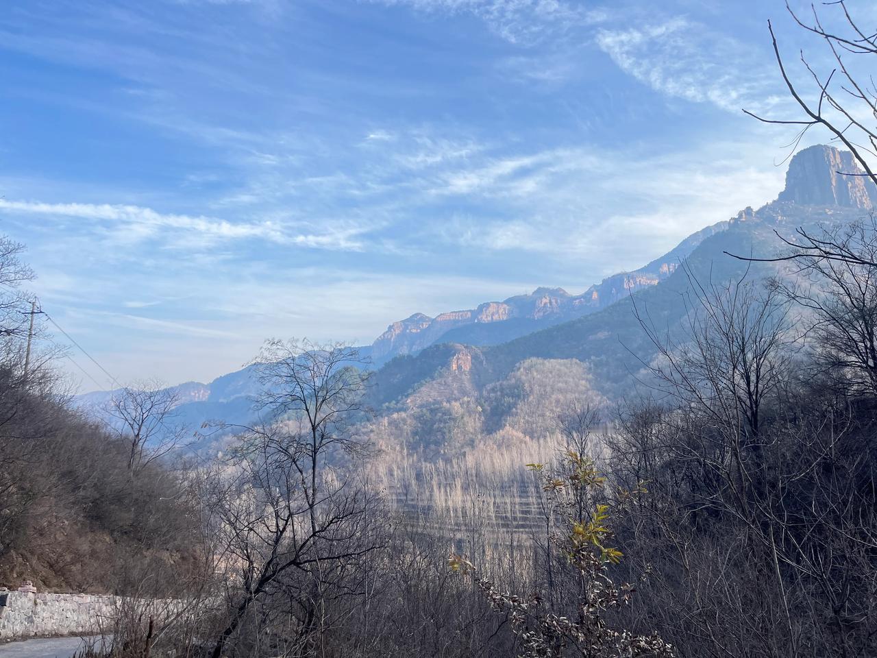 冬日生活打卡季今天晴，有雾，新乡的大山，远处的山外依然是山，群山耸翠，身在群山，