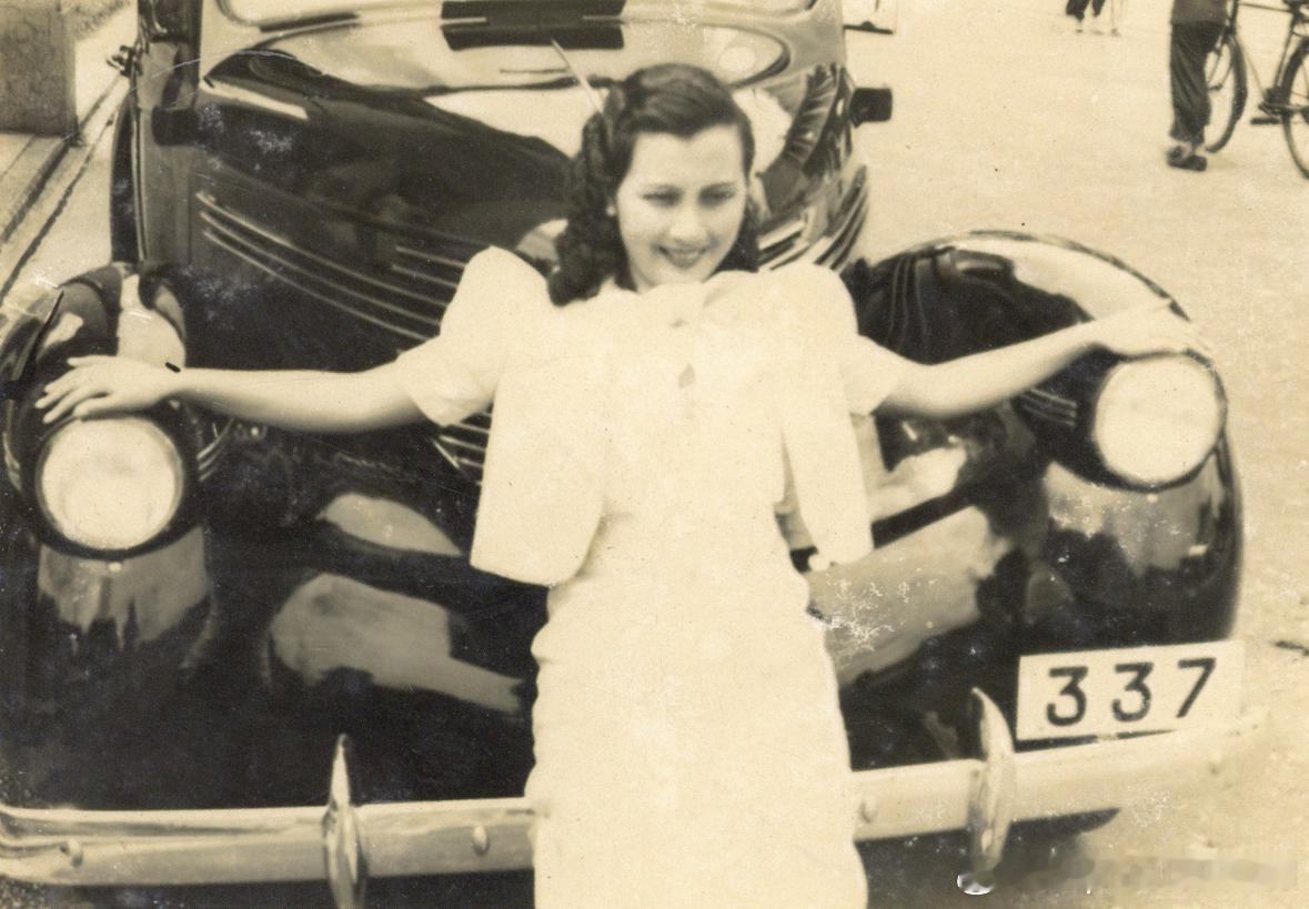 30年代著名影星陈云裳在美式轿车前肖像照