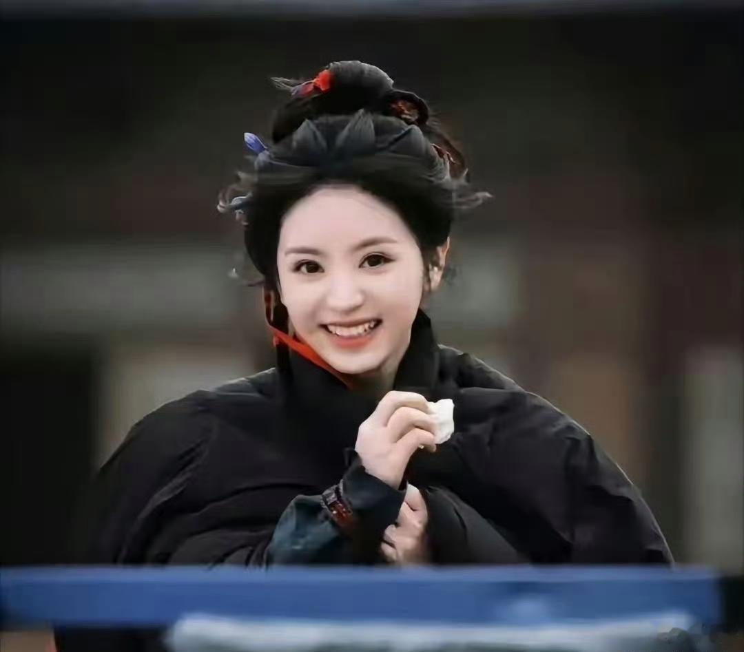 田曦薇没有刘海的时候，和邢菲长得简直一模一样。 