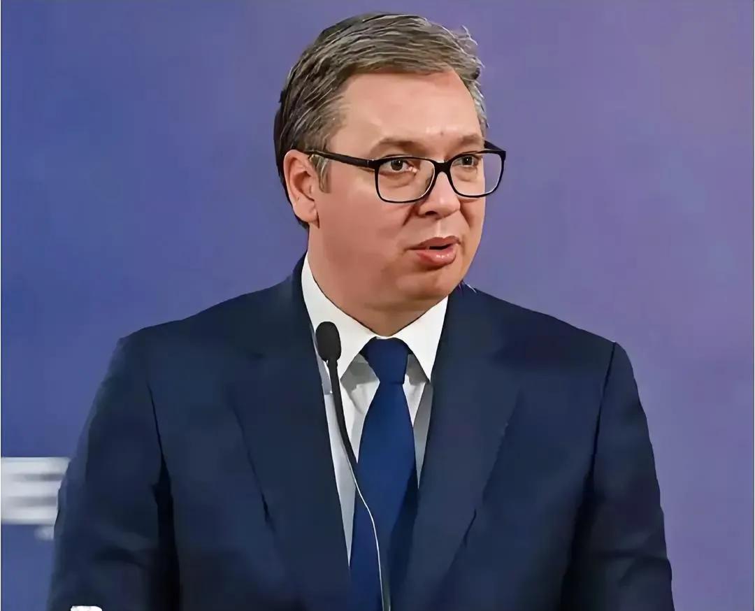 这下完了，
塞尔维亚一直想加入欧盟，
然而冯德莱恩却告诉它，想加入就必须对俄罗斯