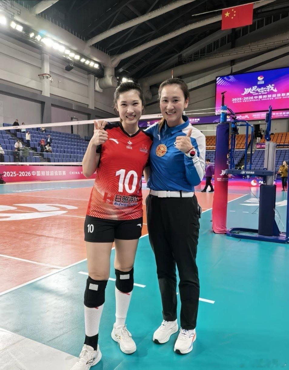 【中国女排两代自由人合影—梦洁&丹娜】世界女排新闻 作为横跨伦敦里约周期的自由人