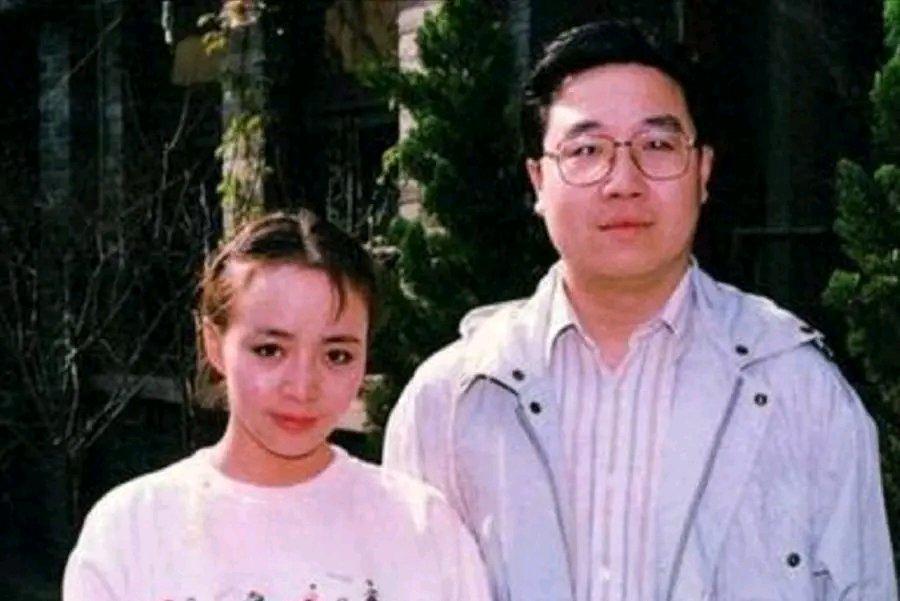 都说爱情让人盲目，北大才女梁欢就是个例子。她出身知识分子家庭，父亲是《人民日报》