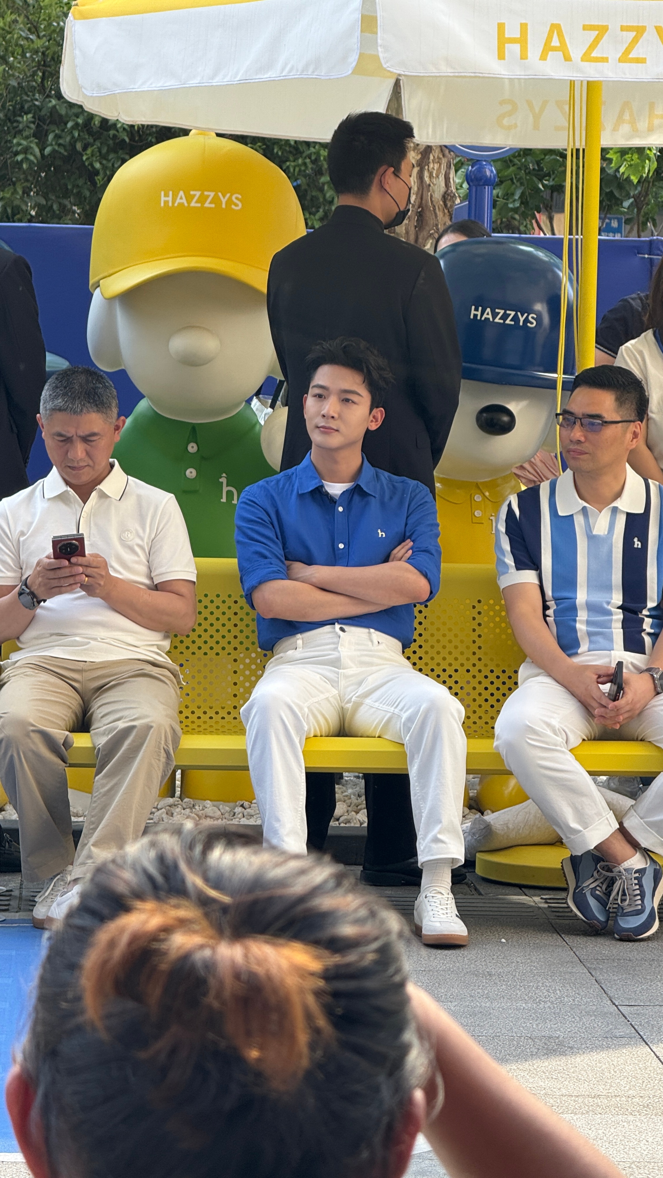 张晚意[超话] 生图直出，这优秀的下颚线~妈呀，忒帅了，就这么水灵灵的顶着这张脸