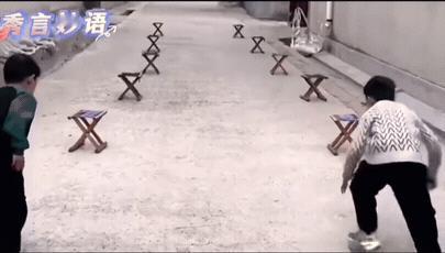 同样是收马扎，两个小孩两种思路。
左边小孩就近原则，收完近处再跑远处；右边小孩直