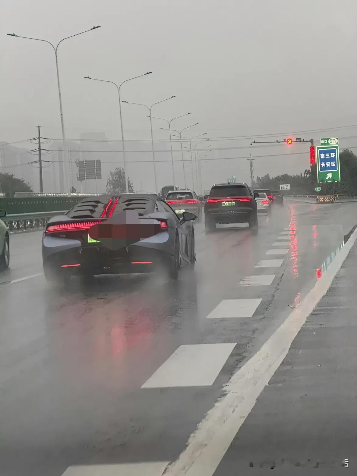 高速上见到了仰望U9，第一次看到真车，确实帅。

后面还跟了一台仰望U8，跟旁边