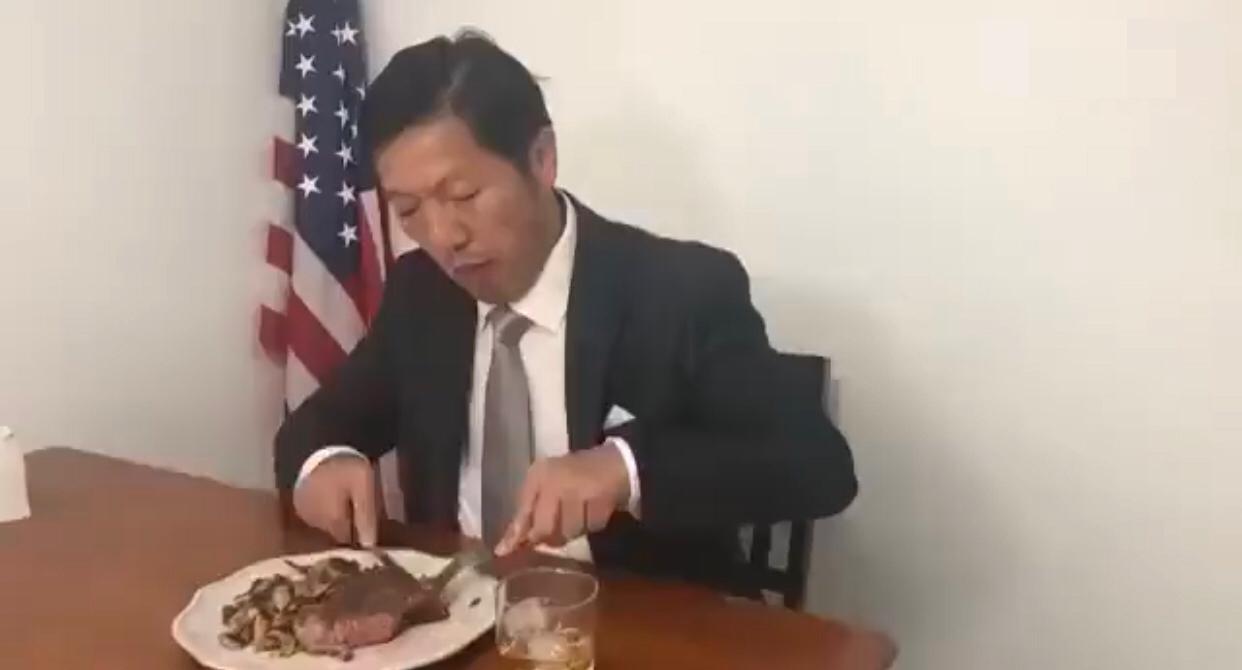 名场面：一位润到美国的华人男子，在美国地下室吃牛排。
只见这位润人，穿着一身西装