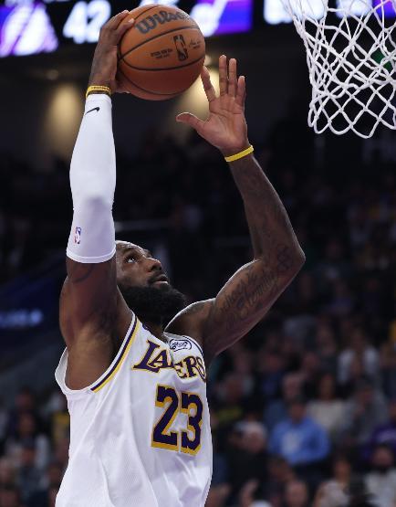 今日，NBA记者Jason Timpf发推点评了湖人的进攻变化。“一个小样本下的