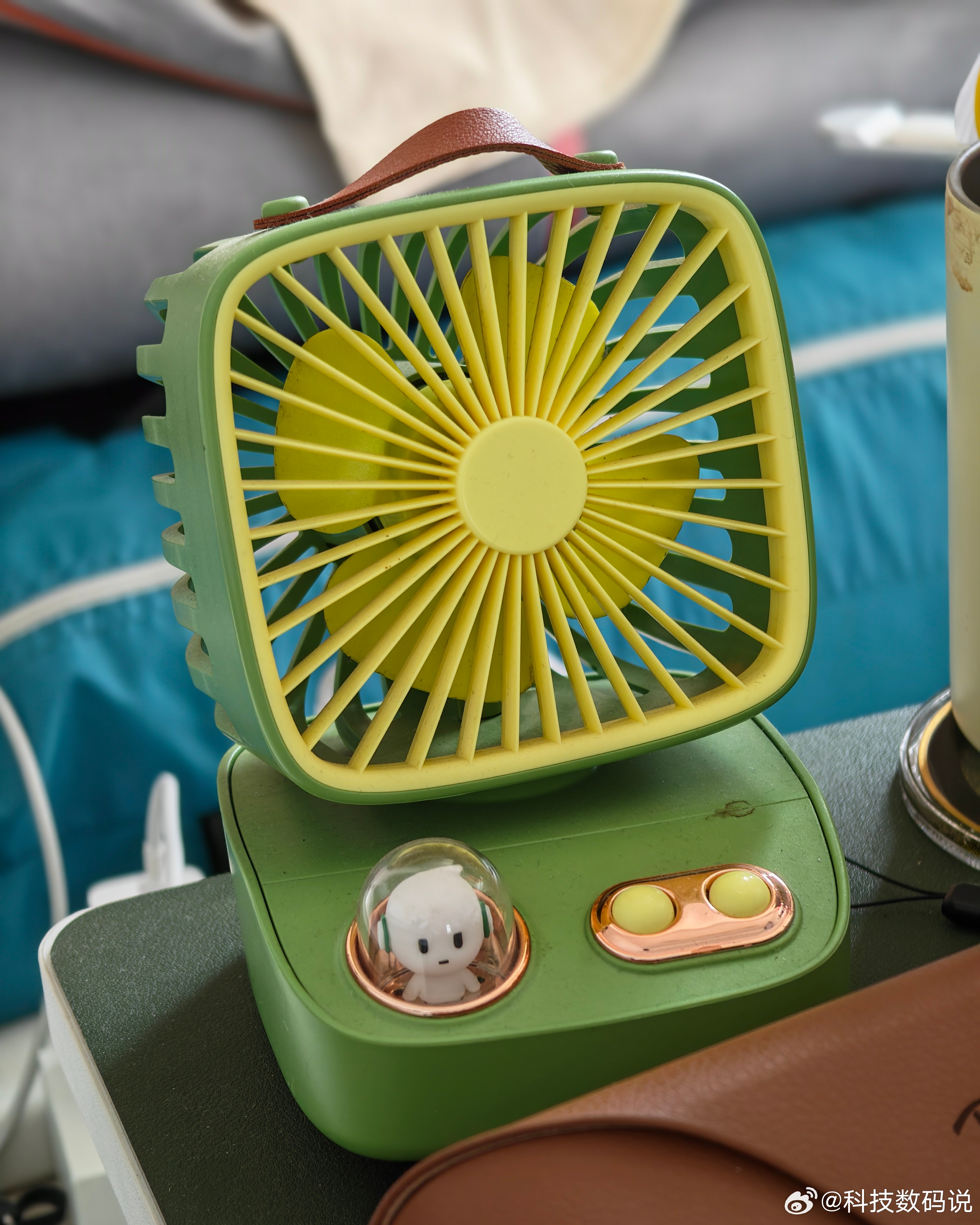 我开着窗穿着短袖还是感觉有点热了难道要开空调了还是先用这个小风扇？ 