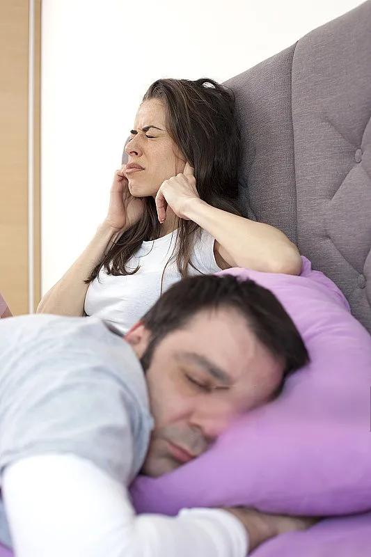 夫妻分床睡被称“睡眠离婚”，到底是解脱还是疏远？
 很多夫妻的婚姻矛盾，从来不是