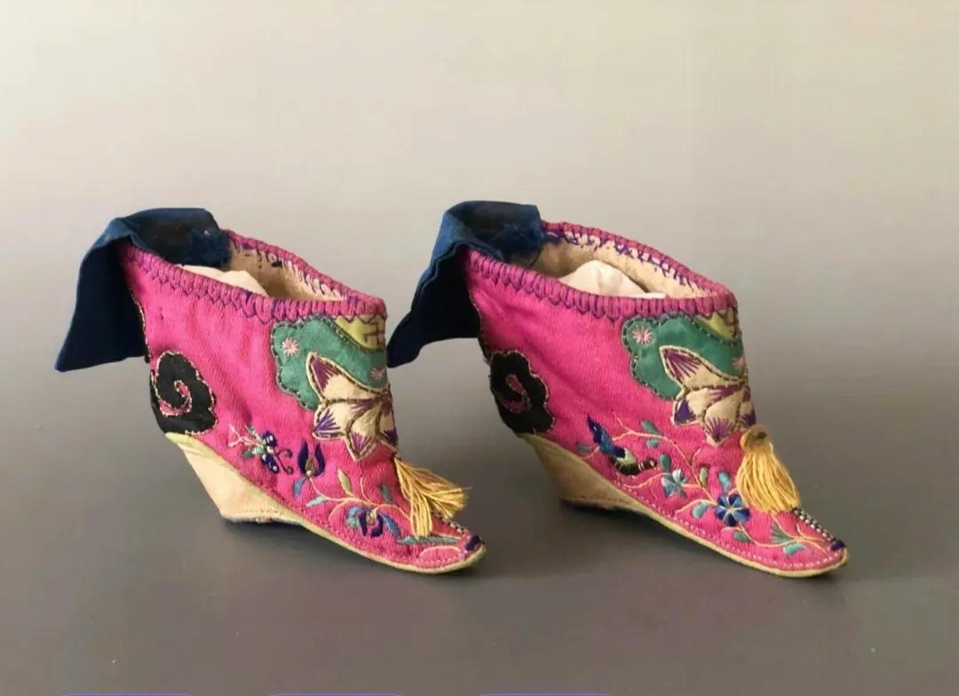 “三寸金莲”其实就是旧时对女性的一种侮辱

提起“三寸金莲”，很多人第一反应是古