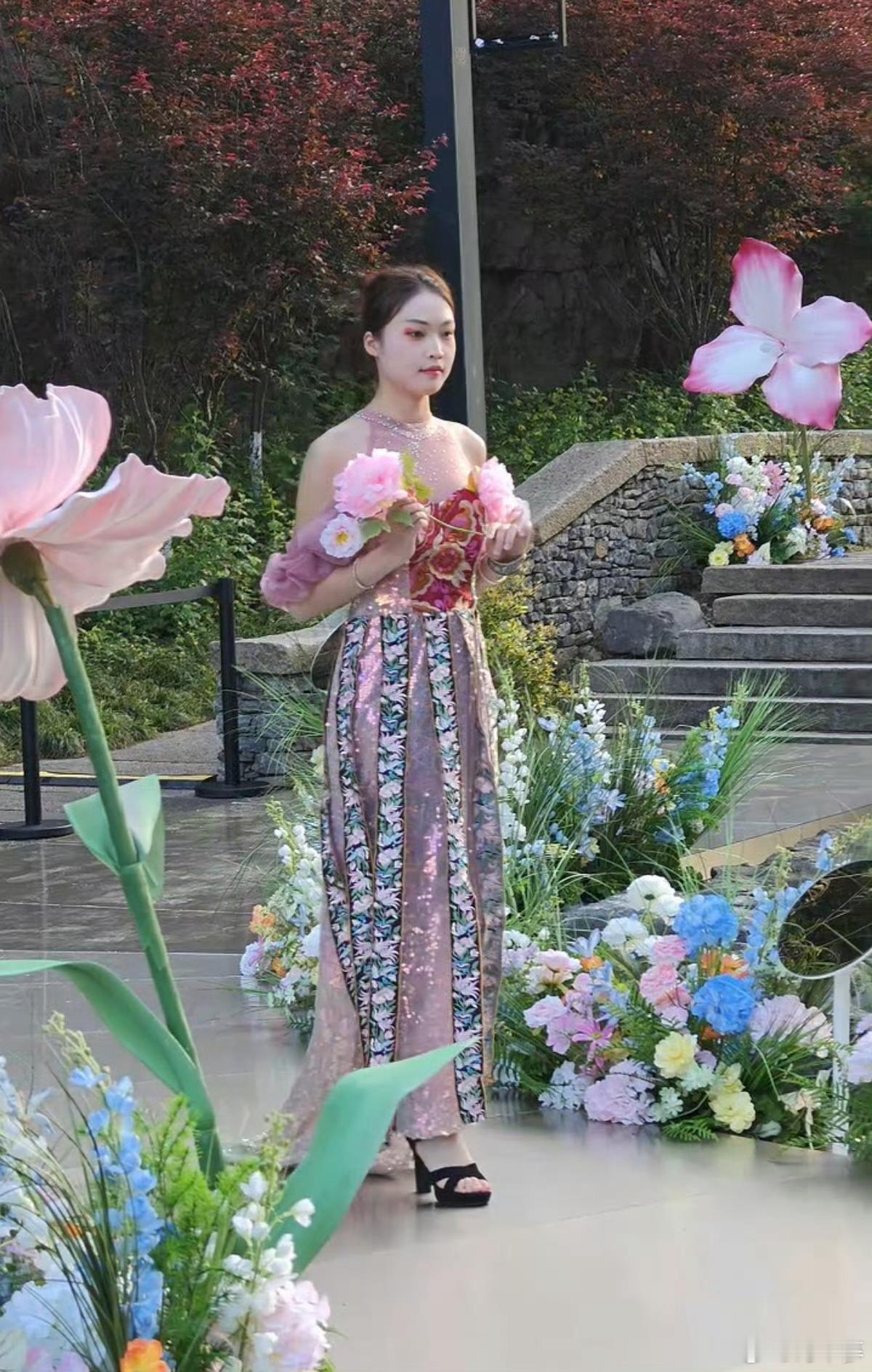 贵州村寨惊现十二花神震惊路人被贵州狠狠惊艳！静谧村寨迎来十二花神，衣袂翩翩温柔灵