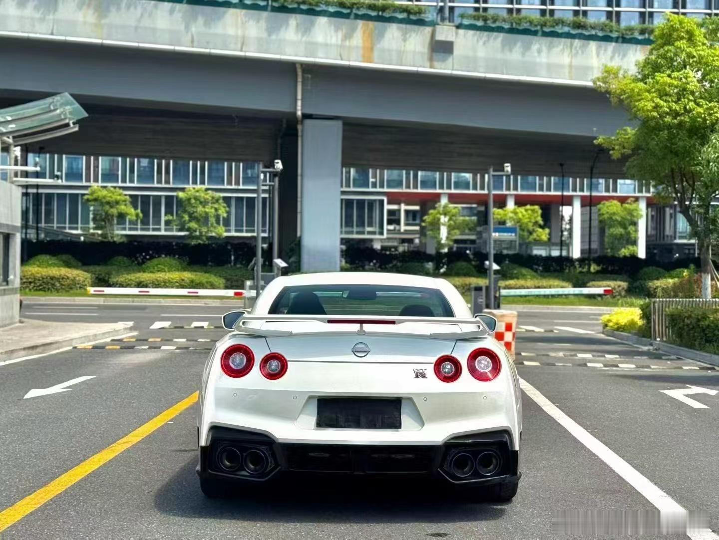 日产 Nissan GTR，白色外观/黑红双拼内饰，配置🈵:亮黑风格底部包围，