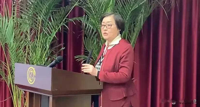“女儿，拜托了！”2006年，刘少奇夫人王光美临终前向女儿刘亭抱拳作揖，女儿大哭