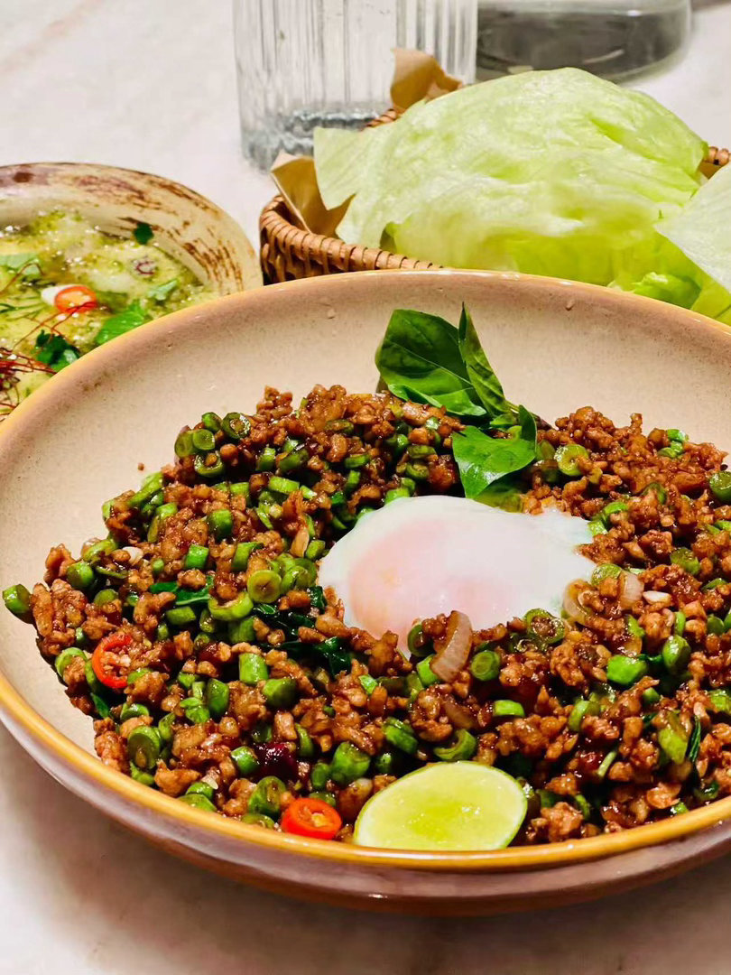 泰国打抛饭才是社畜之光罗勒叶的香气穿透办公室的沉闷，肉末裹着鱼露的鲜在舌尖炸开，