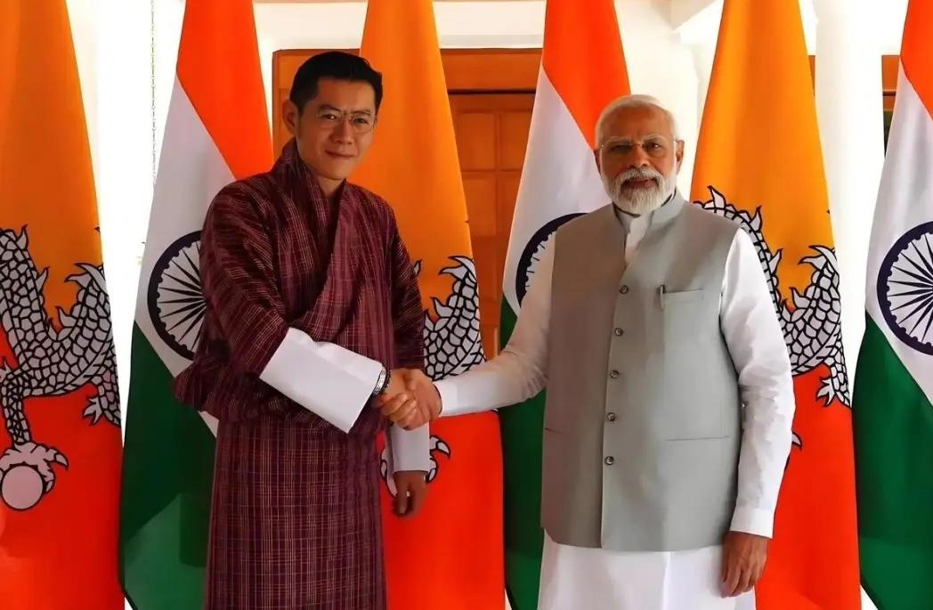 最近南亚这出戏可太有看头了！前儿印度新德里红堡边上“轰”一声炸了，今儿巴基斯坦伊