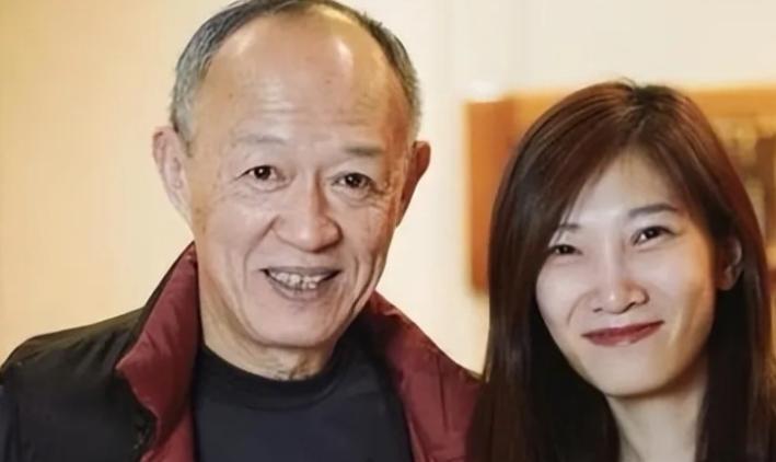 2009年，57岁的金士杰与32岁的学生涂谷苹步入婚姻，两年后涂谷苹生了一对双胞