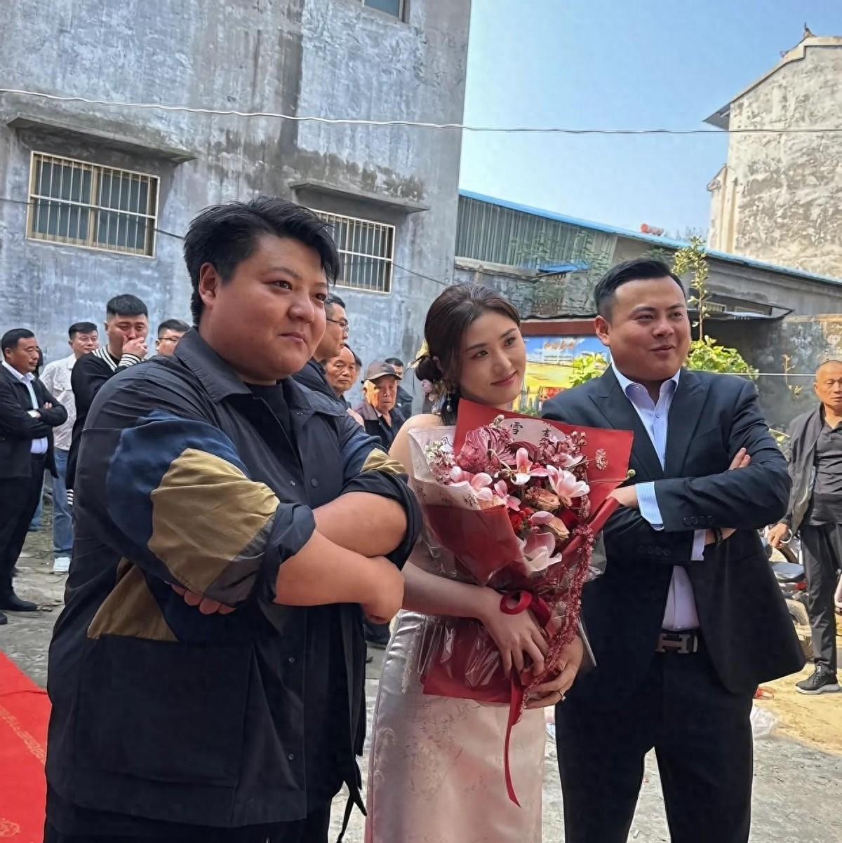 网红大圆哥的团队里的小哥哥杨鸿硕，竟然和美女郭曼曼订婚了！这可不是什么戏码，是实