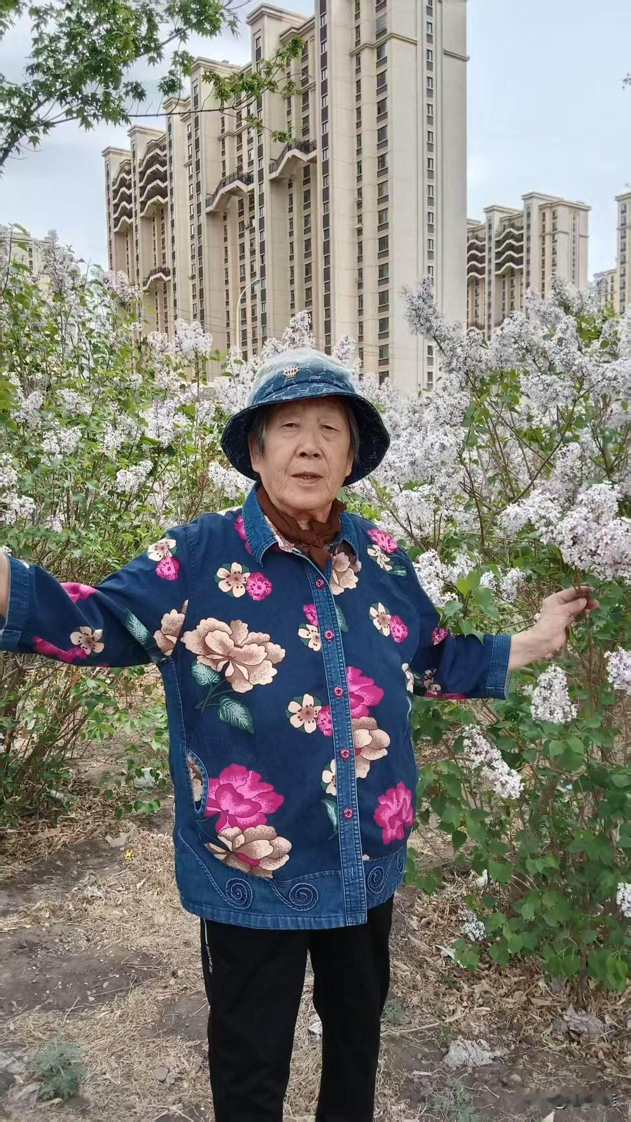 老妈去乌兰浩特老姨家玩，今天我跟二妹要了老妈照片。

老妈美美哒！