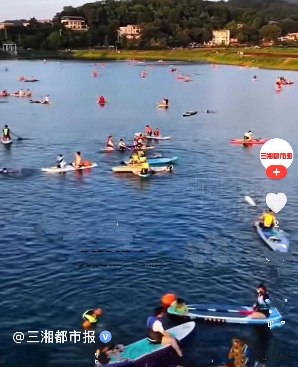 近日，湖南长沙梅溪湖，下午四点半左右，一对父女在湖边游玩，小女孩不慎意外失足落水