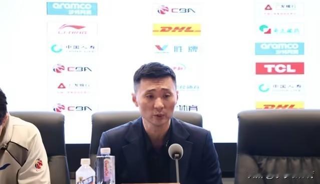 刘炜正式下课，新疆男篮终于为自己的小气付出了代价！

昨日，知名媒体人透露新疆男