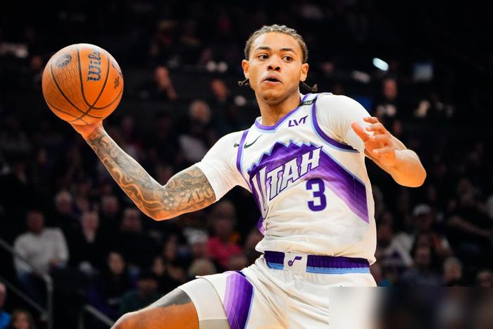 小乔治把东契奇打急眼了
湖人开局慢热，一直被爵士压着打。
那个暂停回来后的基